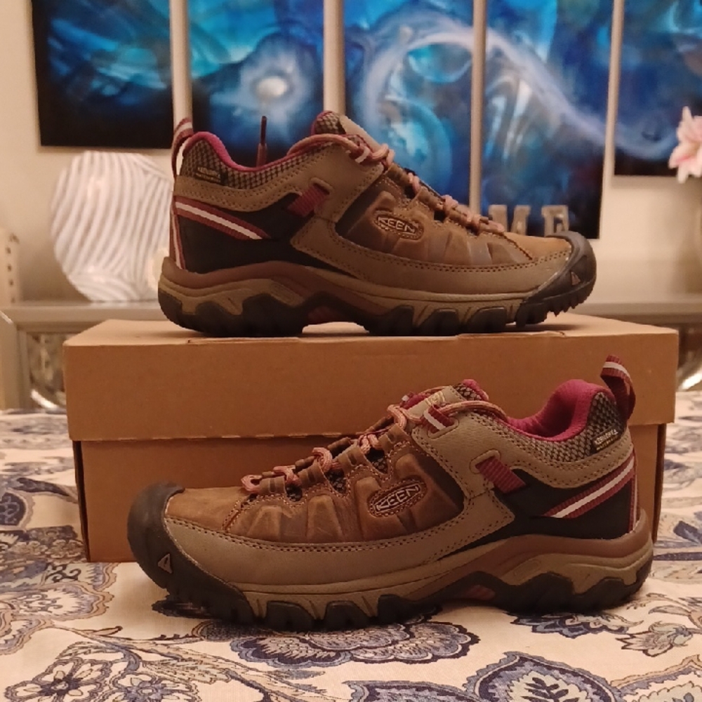 KEEN WATERPROOF KEEN DRY WOMEN'S SZ 7.5 HIKING TRAIL BOOTS